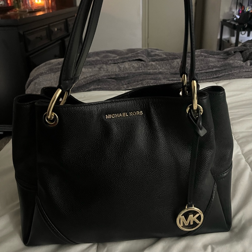Lightly used Michael Kors Purse. Lots of pockets plenty of room.